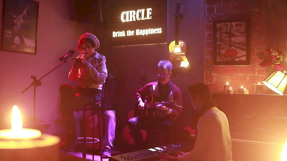 The establishment hosts live music events every Friday and Sunday, enhancing its vibrant ambiance 